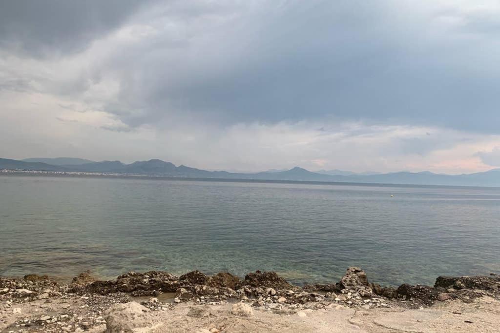 Beachfront Garden Apartment- Atlas Complex Loutráki Dış mekan fotoğraf
